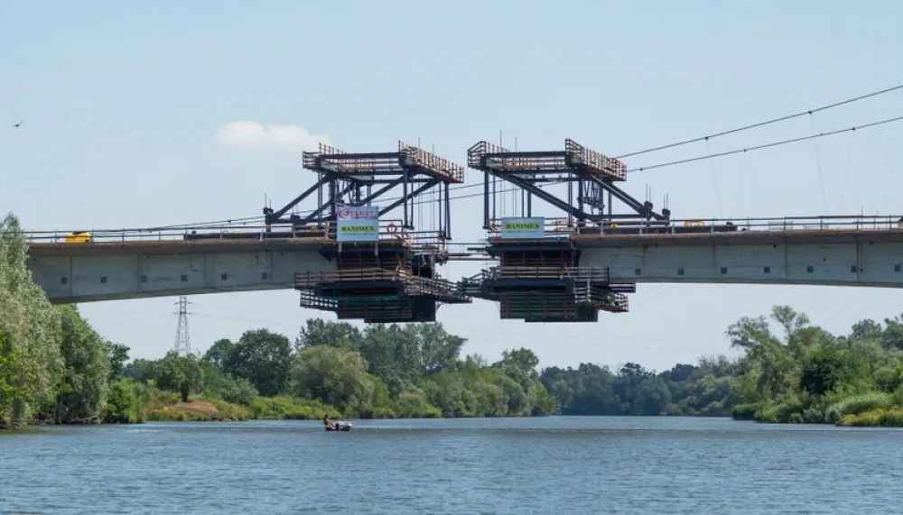 Jeszcze 20 metrów i nowy most na wschodzie Wrocławia będzie niemal gotowy [ZDJĘCIA] - fot. www.Wroclaw.pl
