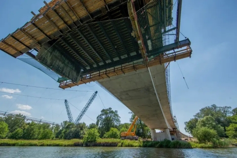 Jeszcze 20 metrów i nowy most na wschodzie Wrocławia będzie niemal gotowy [ZDJĘCIA] - 1