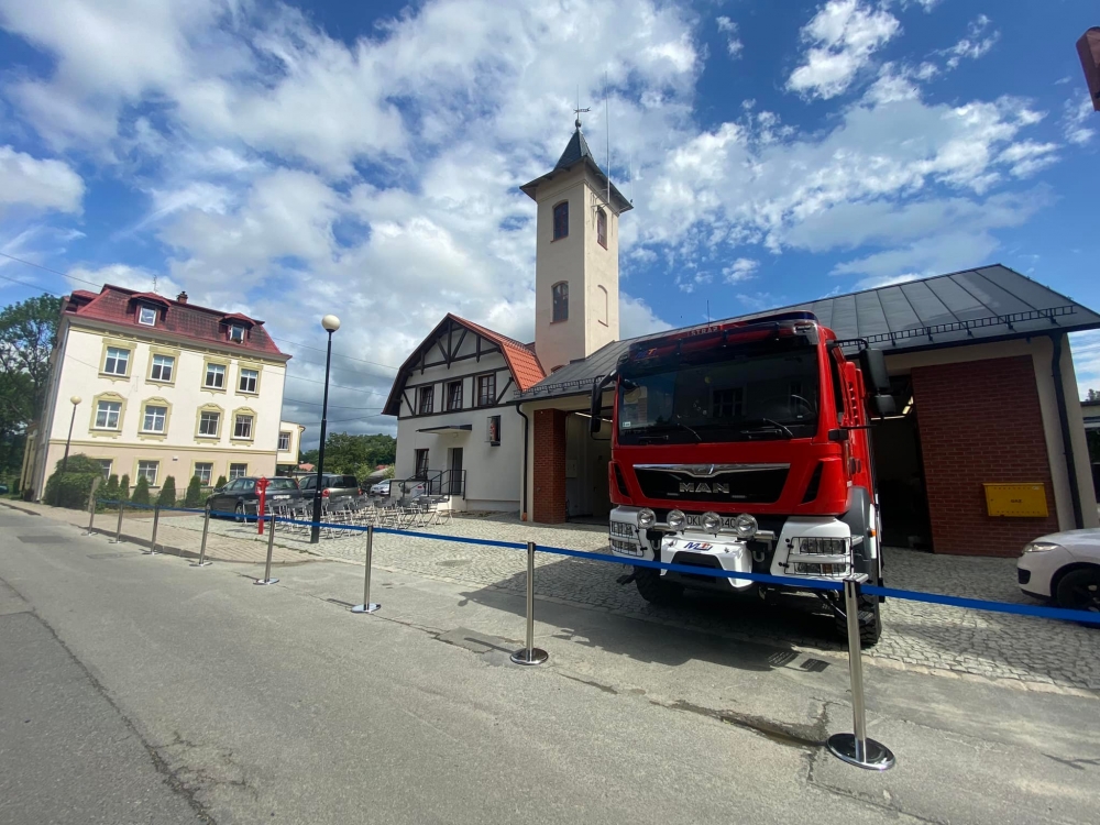 Strażacy z Dusznik-Zdroju mają już gdzie trzymać swój nowy wóz bojowy - fot. Miasto Duszniki-Zdrój
