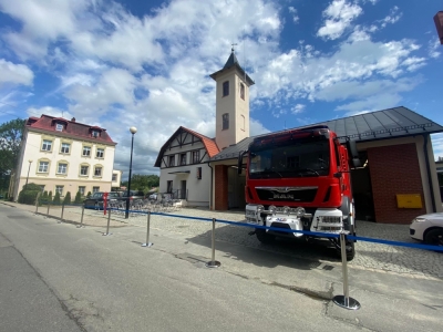 Strażacy z Dusznik-Zdroju mają już gdzie trzymać swój nowy wóz bojowy