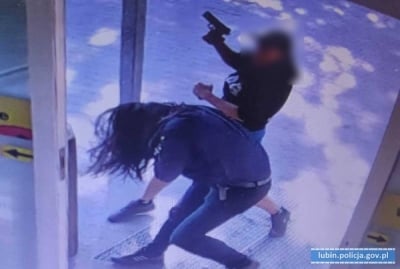 Napadł z bronią na sklep. Ukradł...dwie butelki alkoholu