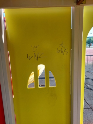 Wandale zniszczyli plac zabaw w Szczytnej [ZDJĘCIA] - 0