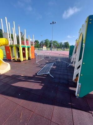 Wandale zniszczyli plac zabaw w Szczytnej [ZDJĘCIA] - 2