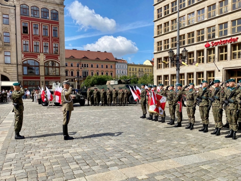 Absolwenci wrocławskiej Akademii Wojsk Lądowych awansowali na stopień podporucznika - fot. AWL Wrocław