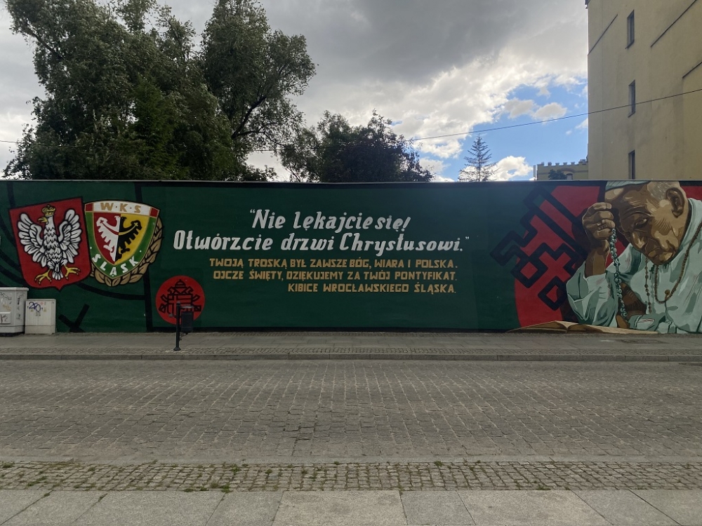 Mural z papieżem bez wymaganych zgód - fot. Jakub Dworzecki