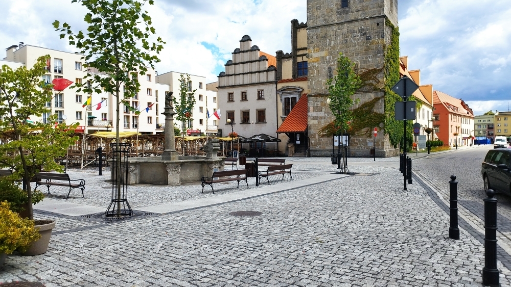 Wyremontowany Górny Rynek w Lwówku Śląskim jest areną sporów - fot. RW