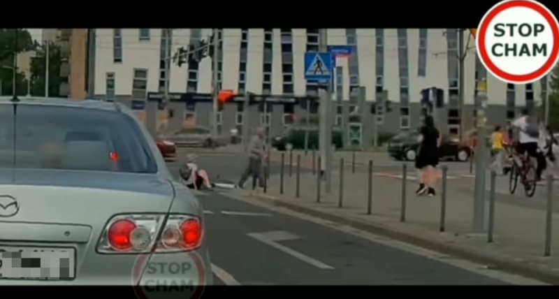 Zdenerwował się i przewrócił rowerzystę na przejściu dla pieszych [FILM] - fot. Stop Cham/FB LDZ Zmotoryzowani Łodzianie