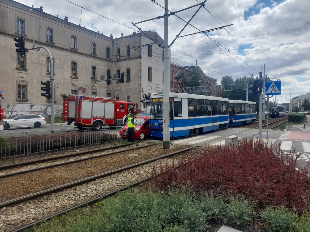 Wypadek na Pułaskiego. Auto zderzyło się z tramwajem - fot. Słuchacz