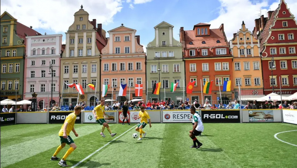 Turniej Piłki Nożnej Ulicznej. Rywalizują osoby bezdomne z całej Europy - fot. UWM, źródło: wroclaw.pl