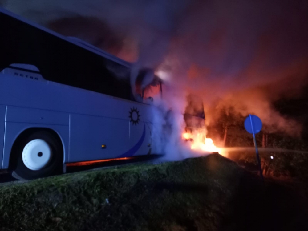 Karpacz: Spłonęły dwa autobusy. Jest nagroda za wskazanie sprawców - fot. T. Kalupa