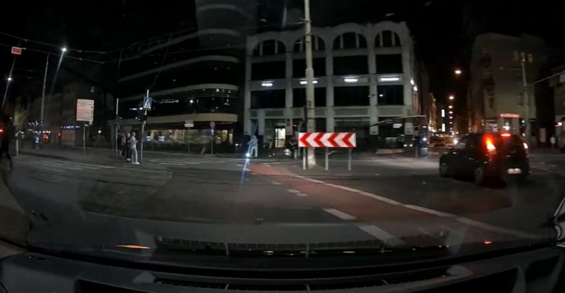 "Szerokim łukiem" w centrum Wrocławia [WIDEO] - https://streamable.com/