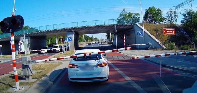 Kolejny kierowca psuje rogatki przy Buforowej [ZOBACZ FILM] - Wideo wysłane na adres Reakcji24 Radia Wrocław