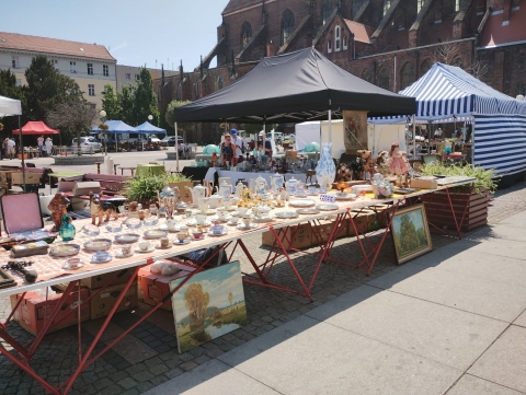 Przedmioty "z duszą" - przy Rynku trwa Giełda Staroci - 2