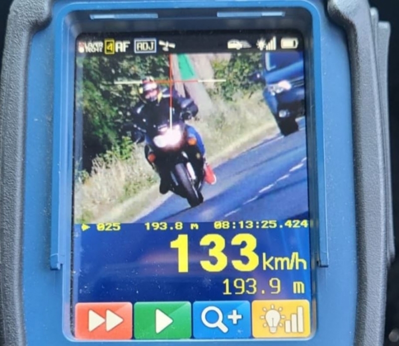 Motocyklista stracił prawo jazdy. Przekroczył prędkość o 83 km/h! - fot. Policja Oława Facebook