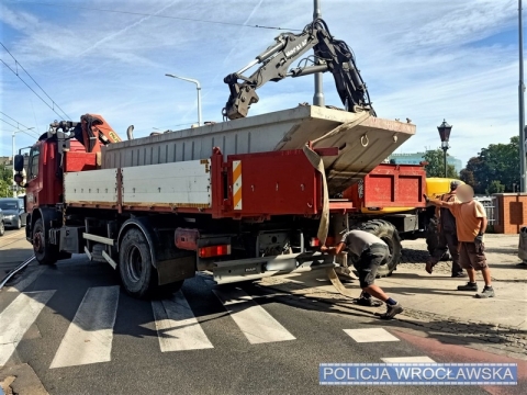 Źle zabezpieczony ładunek spadł na ścieżkę rowerową w centrum miasta - 0