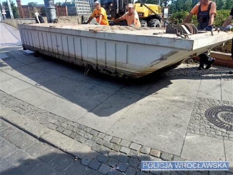 Źle zabezpieczony ładunek spadł na ścieżkę rowerową w centrum miasta - 1