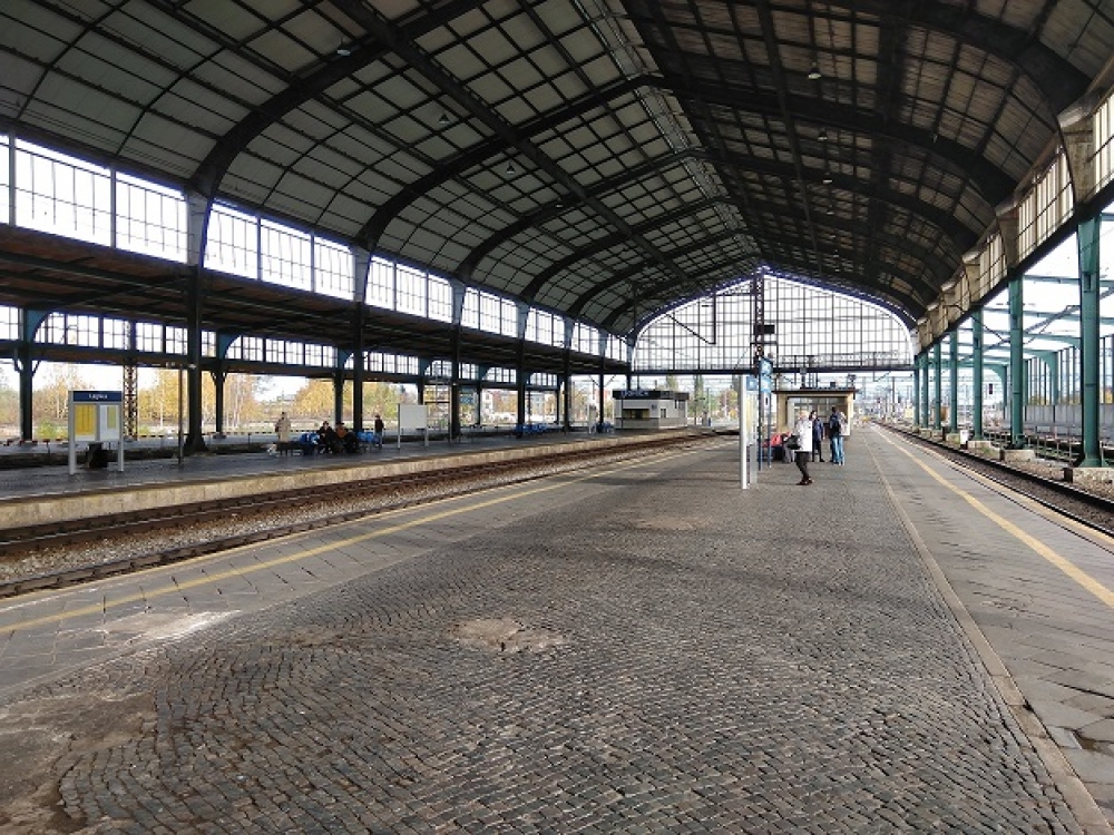 Mieszkańcy nie mogą doczekać się remontu hali peronowej dworca - fot. Wikipedia / Kamil Czaiński / CC BY-SA 4.0