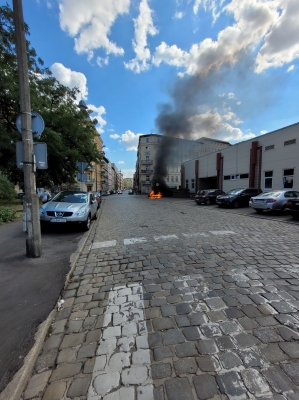 Wrocław: Pożar samochodu na placu Staszica  - 2