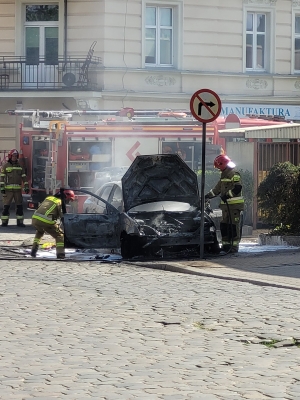Wrocław: Pożar samochodu na placu Staszica  - 6