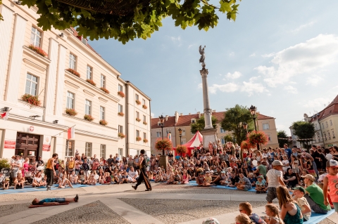 Niezły cyrk! W Oleśnicy weekend z kuglarzami, klownami i akrobatami - 14