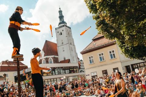 Niezły cyrk! W Oleśnicy weekend z kuglarzami, klownami i akrobatami - 0