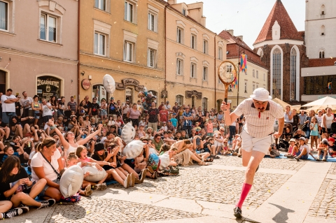 Niezły cyrk! W Oleśnicy weekend z kuglarzami, klownami i akrobatami - 12