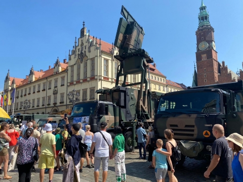 Wojsko świętuje rocznicę Bitwy Warszawskiej. Tłumy na Rynku [ZDJĘCIA] - 0