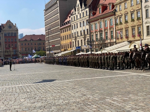 Wojsko świętuje rocznicę Bitwy Warszawskiej. Tłumy na Rynku [ZDJĘCIA] - 6