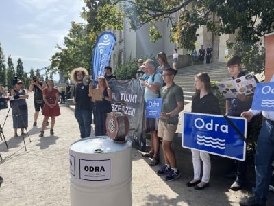 Protest w sprawie Odry przed Urzędem Wojew&oacute;dzkim