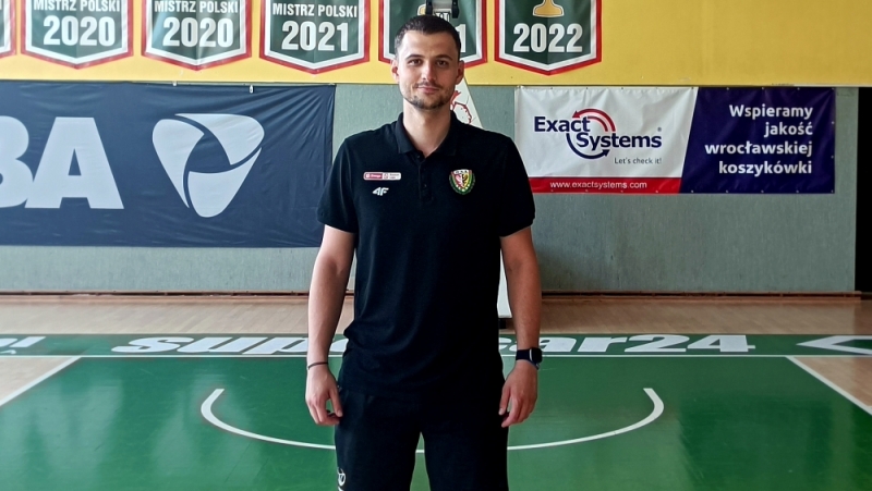 Maksym Papacz w sztabie szkoleniowym mistrzów Polski - fot. wks-slask.eu
