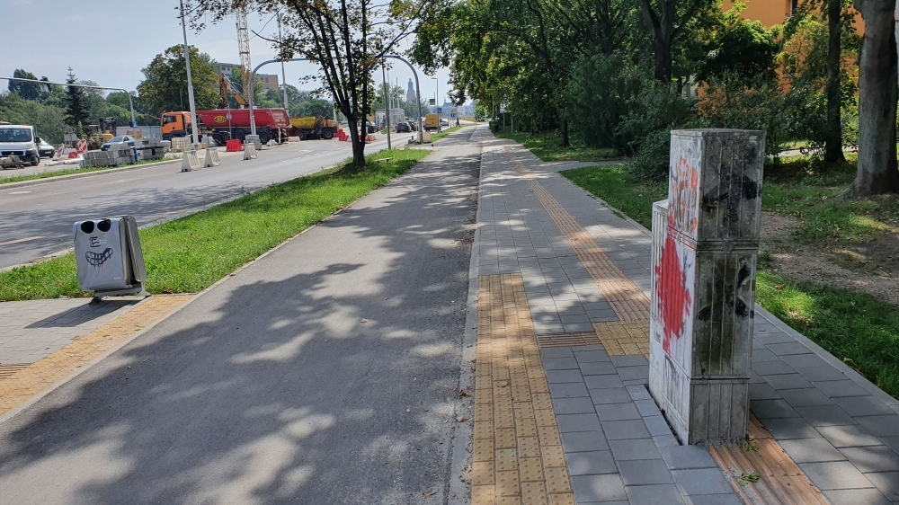 Skrzynka energetyczna na ścieżce... dla niewidomych - fot. Aleksander Grzechca