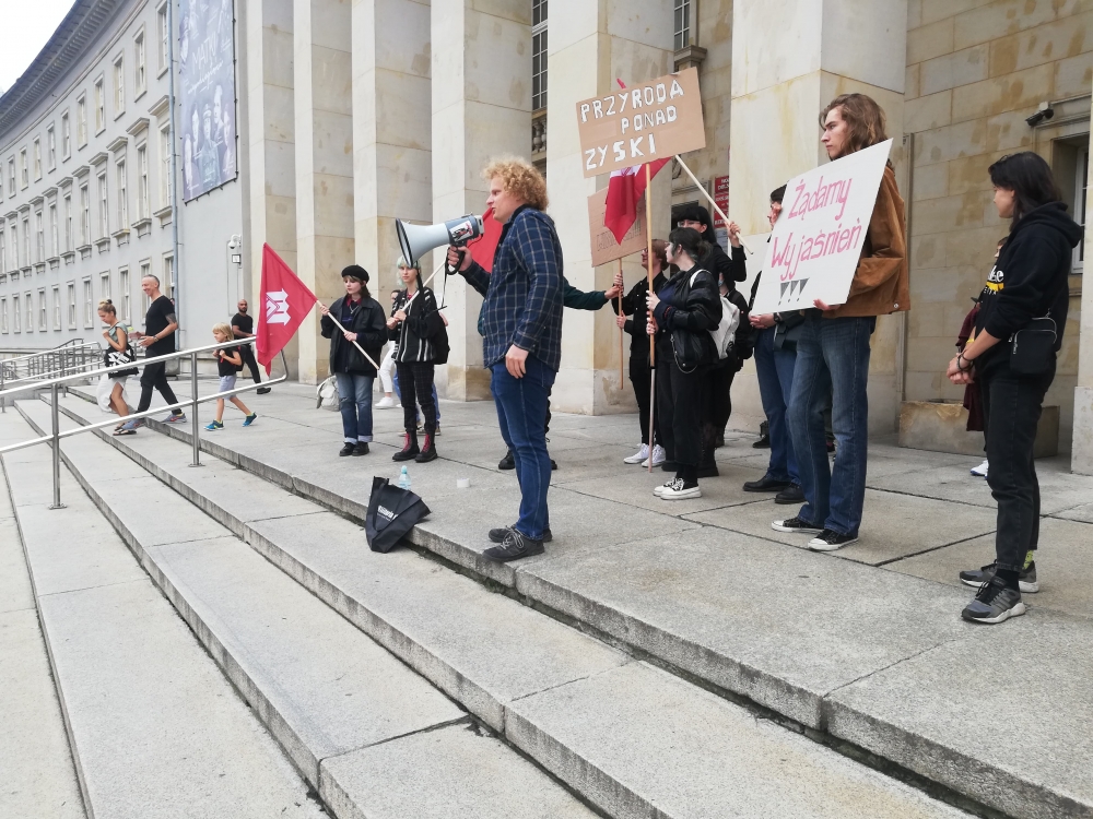 Kolejny protest w sprawie zatrucia Odry pod Urzędem Wojewódzkim – fot. RW
