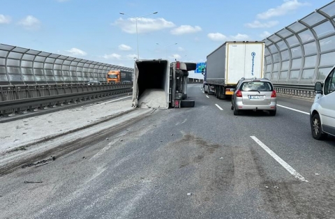 Wypadek ciężarówki na AOW. Są utrudnienia [ZDJĘCIA] - 0