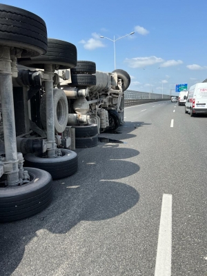 Wypadek ciężarówki na AOW. Są utrudnienia [ZDJĘCIA] - 1