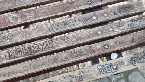 Bolków: Anielska Fontanna zdemolowana. Niedawno zakończył się jej remont - 3