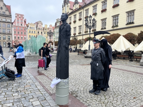 Wrocław: Na Rynku obalono pomnik Feliksa Dzierżyńskiego - 0