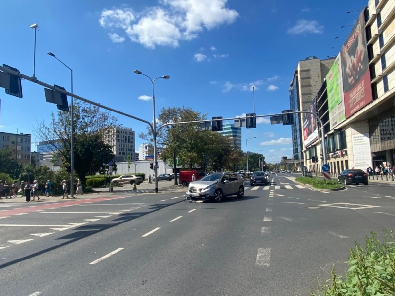 Kolizja w centrum Wrocławia. Rozbite auto blokuje przejazd - fot. Słuchacz