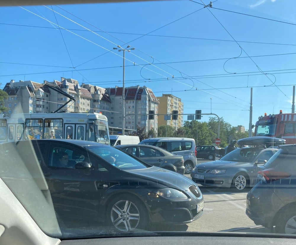 Komunikacyjny paraliż na północy Wrocławia - nie działała sygnalizacja Legnicka-Milenijna - fot. Beata Grygiel