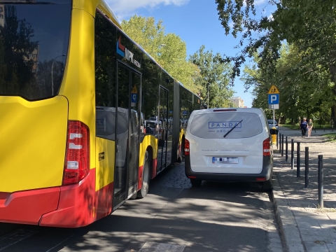 Przy Zielińskiego i Gwiaździstej parkują jak chcą. Czasem autobusy nie mogą przejechać [ZDJĘCIA] - 0