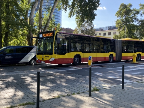Przy Zielińskiego i Gwiaździstej parkują jak chcą. Czasem autobusy nie mogą przejechać [ZDJĘCIA] - 1