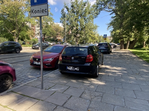 Przy Zielińskiego i Gwiaździstej parkują jak chcą. Czasem autobusy nie mogą przejechać [ZDJĘCIA] - 3