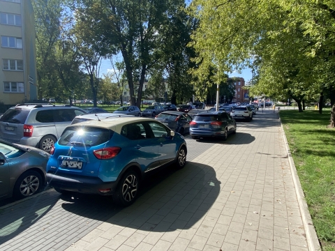 Przy Zielińskiego i Gwiaździstej parkują jak chcą. Czasem autobusy nie mogą przejechać [ZDJĘCIA] - 2