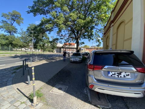 Przy Zielińskiego i Gwiaździstej parkują jak chcą. Czasem autobusy nie mogą przejechać [ZDJĘCIA] - 4