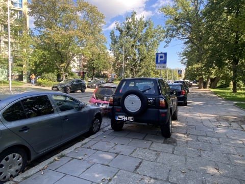 Przy Zielińskiego i Gwiaździstej parkują jak chcą. Czasem autobusy nie mogą przejechać [ZDJĘCIA] - 7