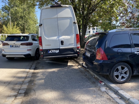 Przy Zielińskiego i Gwiaździstej parkują jak chcą. Czasem autobusy nie mogą przejechać [ZDJĘCIA] - 5