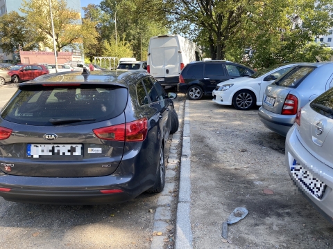 Przy Zielińskiego i Gwiaździstej parkują jak chcą. Czasem autobusy nie mogą przejechać [ZDJĘCIA] - 9
