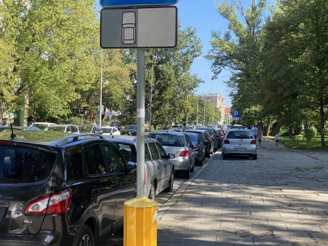 Przy Zielińskiego i Gwiaździstej parkują jak chcą. Czasem autobusy nie mogą przejechać [ZDJĘCIA] - 8