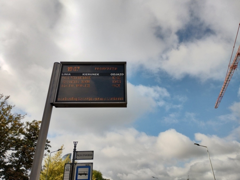Pasażerowie wściekli - elektroniczne tablice pełne błędów. Urzędnicy tłumaczą, dlaczego - fot Jakub Ciołko