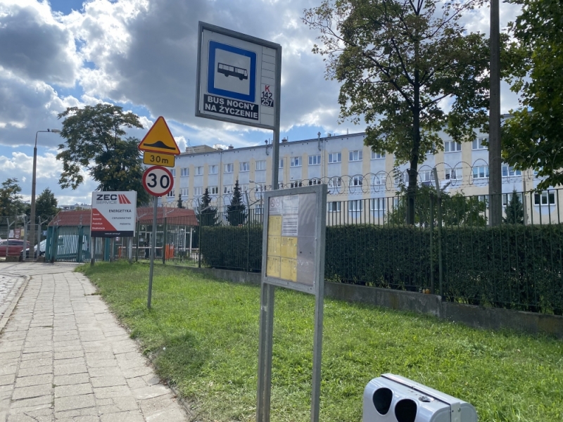 Po interwencji Radia Wrocław przystanek przy ul. Łowieckiej w końcu lepiej oznakowany - fot. Jakub Dworzecki