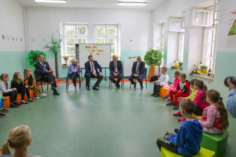 Mysłakowice: Ministrowie zdrowia i edukacji zainaugurowali program edukacyjny - fot. Twitter MEiN